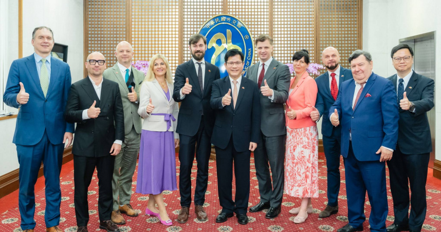 外交部長林佳龍8日接見立陶宛國會友台小組主席巴諾瓦斯（Ruslanas Baranovas）所率的8位國會議員訪團。（圖／截自林佳龍臉書）