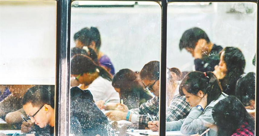 大考中心今晚宣布，大學入學分科測驗不受颱風災情影響，照常於明天跟後天舉行，提醒考生盡早出門，避免因交通影響應考時間。（圖／報系資料照）