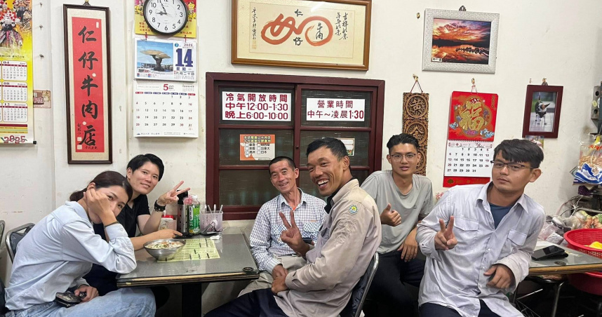 台電人員抓緊空檔用餐，有善心人士低調為他們出餐費。（圖／學甲之美臉書）