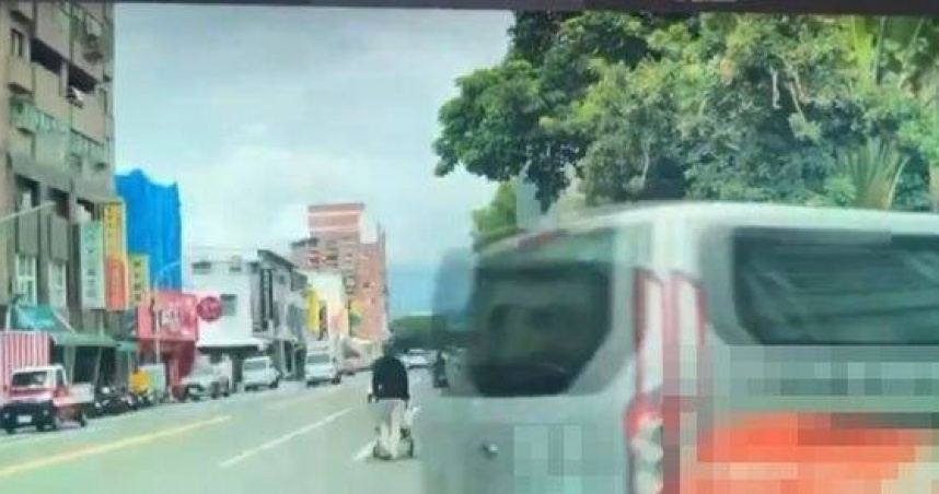 台東醫院外驚見逆向狂繞4圈。（圖／翻攝畫面）