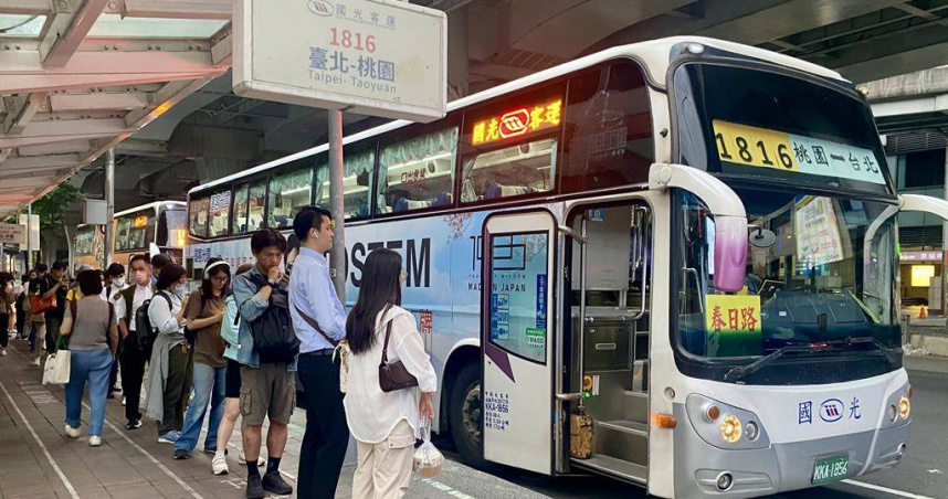 國光客運約半年來2度延遲發薪，業者強調公司營運一切正常，正處疫情衝擊調整階段，薪資將於今日中午前後盡速發放，盼獲各界繼續支持。（圖／中國時報蔡明亘攝）