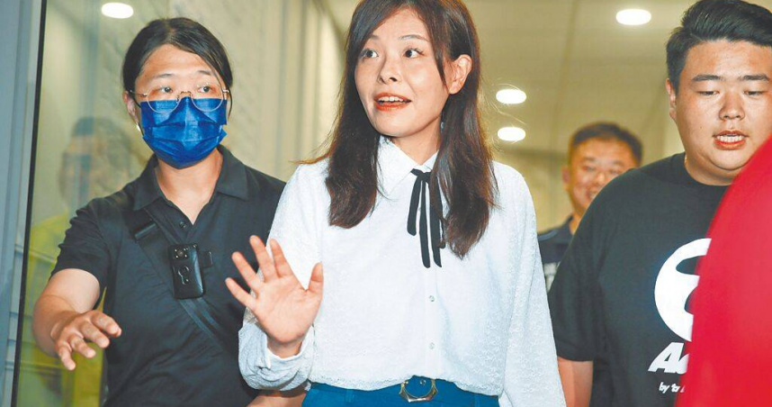 新竹市長高虹安26日現身反罷總部感謝市民以及志工夥伴支持。（圖／實習攝影記者趙子寧攝）