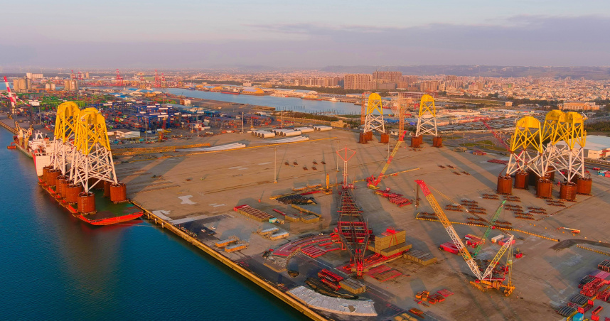 台中港近年不少離岸風場正如火如荼興建中，途中一處免打樁的負壓沉箱管架式水下基座已安裝妥當，預計2026年全場完工併聯，就會正式供電。（圖／報系資料照）