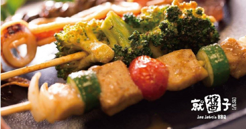 上櫃餐飲公司宏易 （4503）近日宣布全面結束餐飲事業部營運，ｆ旗下品牌「就醬子烤吧」、「Mr.Cow 烤大爺」、「金滿姨炒泡麵」，相關門市包括直營、加盟店都在今日（7月31日）過後全數收攤。(圖／翻攝FB／就醬子烤吧)