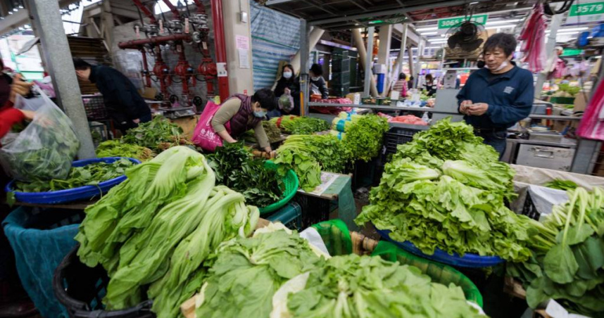 受0728豪雨影響，全台農損已達3.5億元，而前次丹娜絲颱風更已釀成32億農損，全台菜價也因接連災情不斷攀升，今（7）日北農統計每公斤蔬菜均價達52.7元，創近2周新高，其中地瓜漲幅最高，每公斤價格53.6元，較去年的16.3元成長達3倍。（圖／本報資料照）