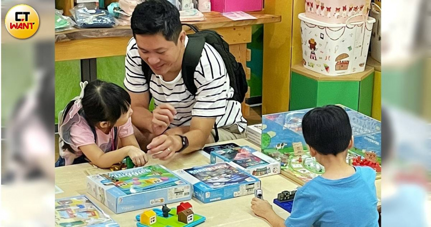 親子陪玩，遠比「3C育兒」好處更多。（圖／林則澄攝）
