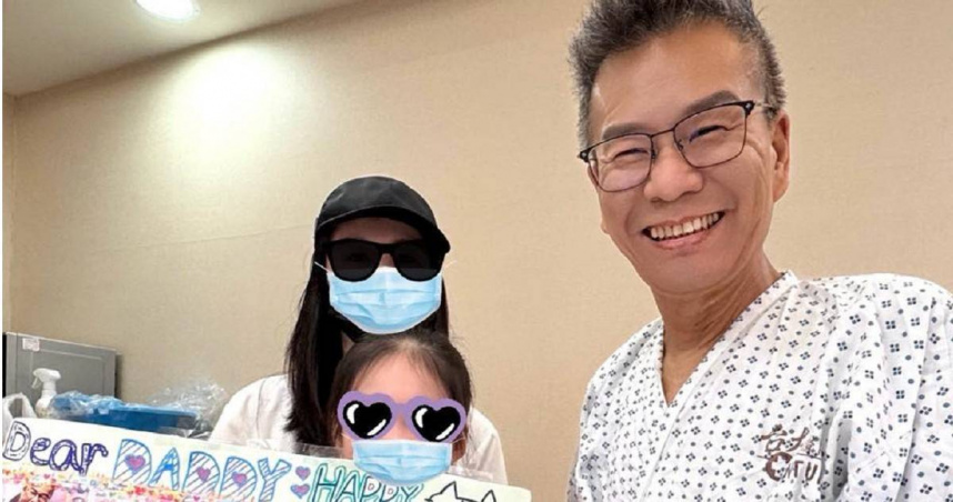 沈玉琳父親節在病房曬出全家福，展現「生命鬥士」的樂觀笑容。（圖／翻攝自沈玉琳臉書）