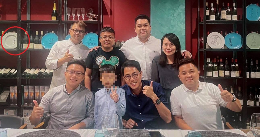 「李察創意料理」政商關係良好，市議員朱正軒（前排左一）、李啟維（前排右一）和李宗霖（前排中）曾一同前往用餐，酒櫃上還可見台南市長黃偉哲的簽名盤。（圖／讀者提供）