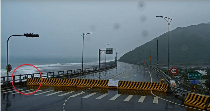 台東金崙大橋因楊柳颱風暫時封閉，今（13）日下午當地即時影像意外捕捉獼猴群站在橋邊觀浪，被網友笑說「超chill」。（圖／翻攝自台東縣政府即時影像）