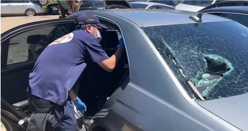 汽車遭連開5槍擋風玻璃碎裂，鑑識人員已完成採證作業。（圖／翻攝畫面）