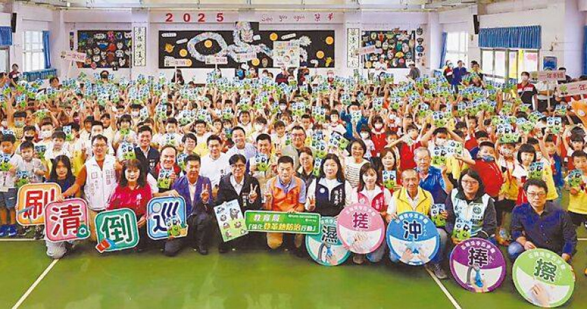 114學年度1日開學，高雄市長陳其邁走訪楠梓區右昌國小，除視察校園防疫外，也親手贈送「右昌好六禮」。（圖／中國時報林雅惠攝）