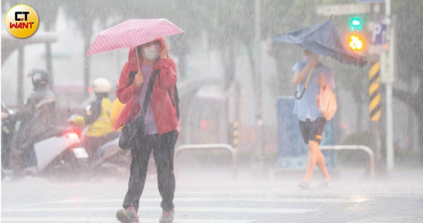 今（2日）白天各地為多雲的天氣，氣象署也對10縣市發布大雨特報。（圖／黃耀徵攝）