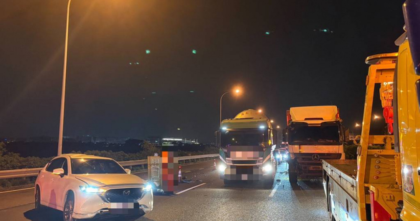 聯結車深夜連撞3車流回堵數公里。（圖 ／翻攝畫面）