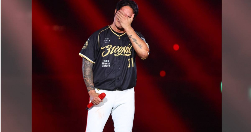 林智勝在引退儀式致詞時激動拭淚。（圖／中國時報鄧博仁攝）