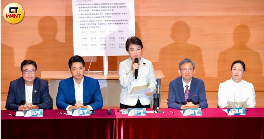 藍白十五縣市首長10日聯合簽署聲明，要求中央回歸公平透明的分配原則，保障地方財源。（圖／黃耀徵攝）