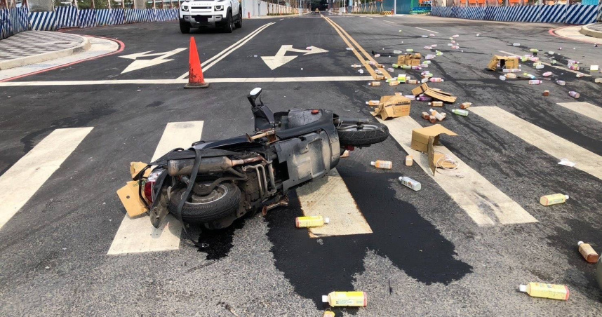 待業女開車撞飛送貨員，騎士大腿、髖關節骨折重傷。（圖／翻攝畫面）