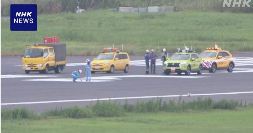 受到昨日大雷雨影響，今日東京羽田機場A跑道發現部分瀝青破損，隨即封閉進行修復作業。（圖／翻攝NHK）