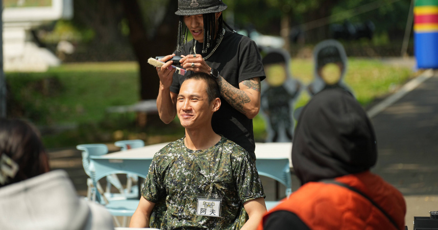 阿夫在《九條好漢在一班》高唱從軍樂。（圖／台視提供）