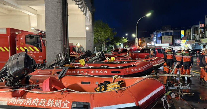 宜蘭縣政府已動員 6艘橡皮艇、16名專業消防人員及多項救災裝備，連夜火速馳援花蓮，加入當地救援行列。（圖／宜蘭縣政府提供）