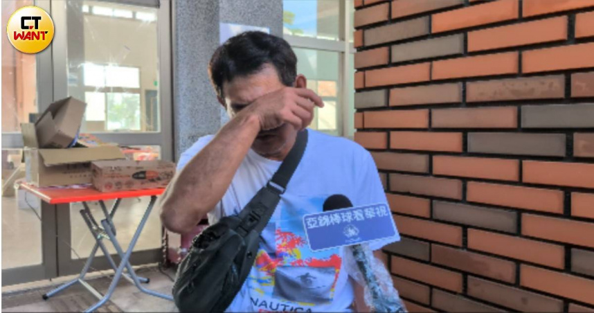 馬太鞍溪溪堰塞湖23日下午潰堤溢流，一名8旬婦人撥開兒子的手，為他拼生路，讓兒子當場崩潰。（圖／林冠吟攝）