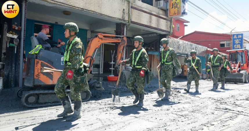 國軍進駐花蓮光復市區，協助災民重建家園。（圖／黃耀徵攝）