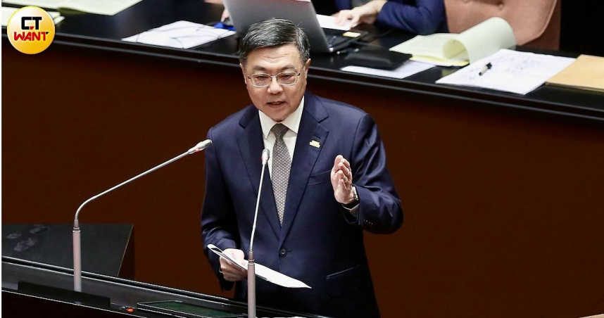 行政院長卓榮泰回應藍營擬提總預算案復議，呼籲立法院長韓國瑜召開協商，討論相關爭議。（圖／黃耀徵攝）