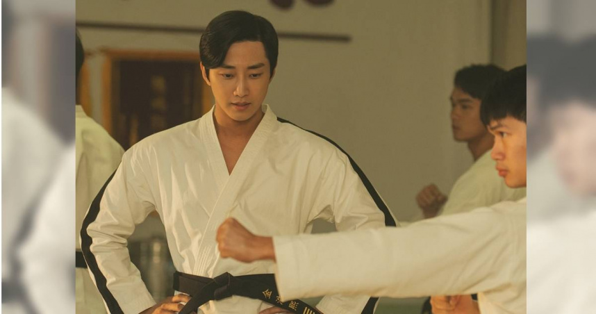 振永在《那張照片裡的我們》飾演來自韓國的跆拳道教練，穿著跆拳道服十分帥氣。（圖／瀚草文創GrX STUDIO提供）