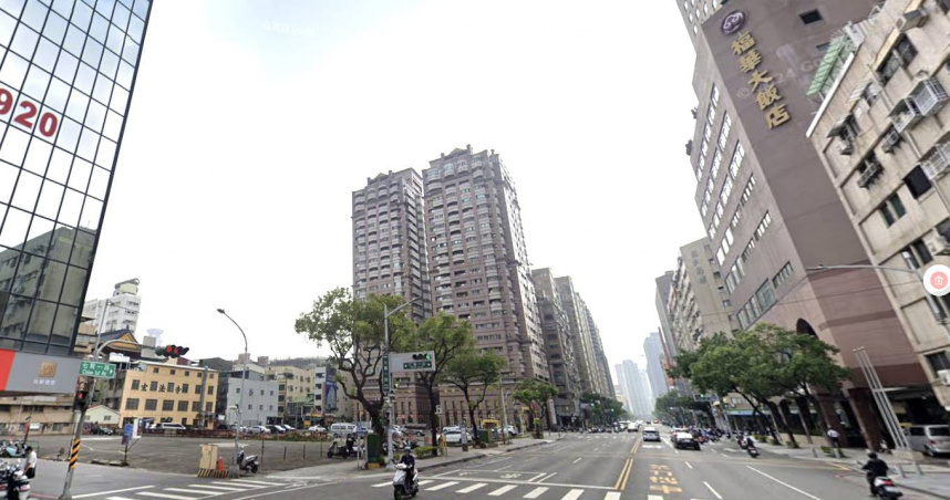 城揚建設砸6.4億元購入土地，就在高雄福華飯店對面之停車場。（圖／翻攝google map）