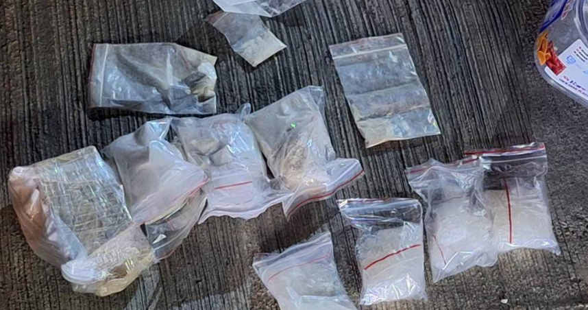 嘉義縣1名59蕭姓男子以約2周為頻率，在嘉義、台中往返售毒，海巡署偵防分署台中查緝隊接獲情資今年5月底收網，當場查扣海洛因493.91公克、安非他命131.64公克，毒品純度皆達8成以上，初估市值約800萬元。（圖／海巡署偵防分署台中查緝隊提供）