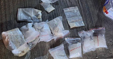 嘉義縣1名59蕭姓男子以約2周為頻率，在嘉義、台中往返售毒，海巡署偵防分署台中查緝隊接獲情資今年5月底收網，當場查扣海洛因493.91公克、安非他命131.64公克，毒品純度皆達8成以上，初估市值約800萬元。（圖／海巡署偵防分署台中查緝隊提供）