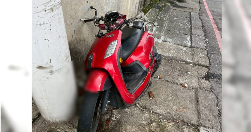 騎士沿著環漢路自撞路緣後摔車,搶救後仍宣告不治。(圖/翻攝畫面)