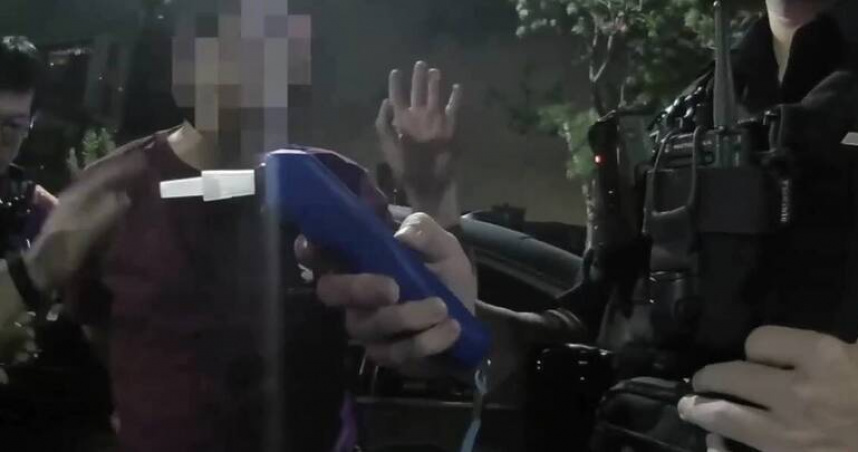 吳姓男子30日凌晨酒駕被抓，但他行徑囂張，還嗆聲要把員警調職。（圖／翻攝畫面）