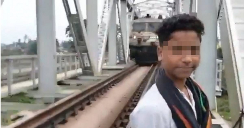 印度一名15歲少年在鐵軌上錄影，慘遭火車撞飛，當場喪命。（圖／翻攝自X／NikitaS_Live）