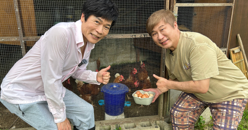 洪榮宏（左）帶胡瓜參觀自家農舍，並分享養雞契機。（圖／下面一位提供）