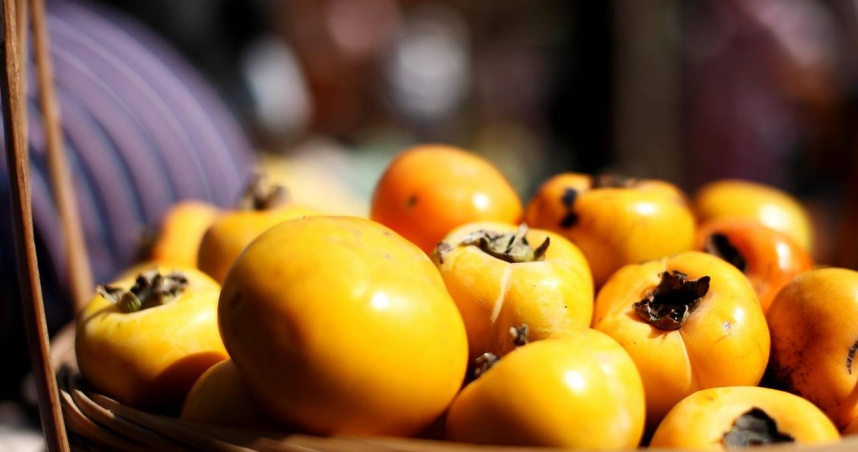 切開後佈滿黑點的柿子，外觀雖特殊，實為可正常食用的自然現象，若無異味與軟爛則不影響品質。（示意圖／Pixabay）