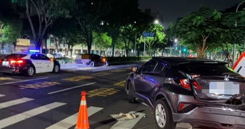 變換車道沒注意休旅車失控旋轉猛撞島,特斯拉女乘客受傷送醫。(圖 /翻攝畫面)