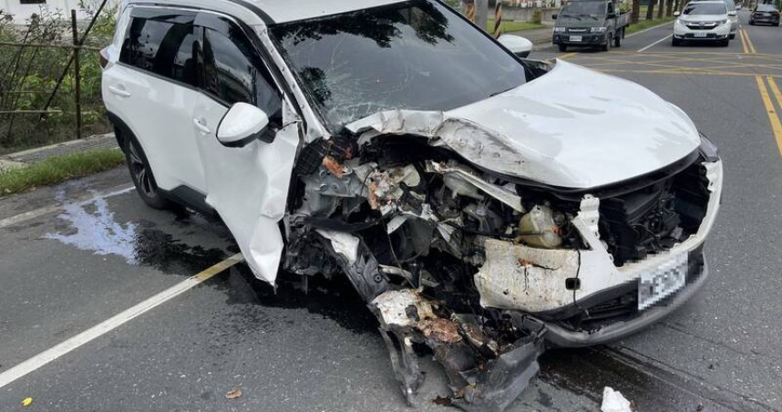 宜蘭縣三星鄉一輛休旅車自撞路樹，車頭全毀、右前輪噴飛，造成5人送醫，其中1人重傷。（圖／翻攝畫面）