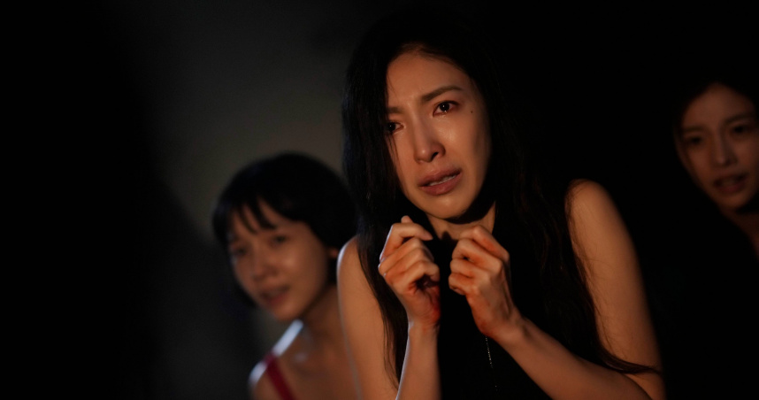 《看看你有多愛我》楊謹華（中）上演營救雙胞胎女兒的重頭戲，母愛全面爆發。（圖／晴天影像提供）