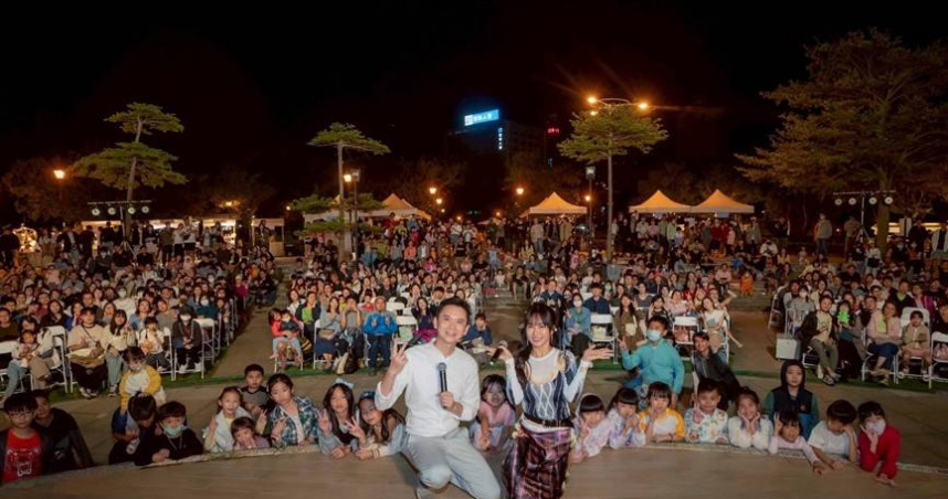 新竹縣竹北市甫落幕的「2025竹北多元文化午茶節」找來在地歌手鄧福如（右）同框竹北市長鄭朝方（左）飆歌。（圖／翻攝自竹北市公所媒體群組）