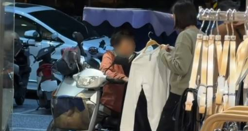 阿嬤行動不便只能在門外看衣服，店員一一將衣服拿到門口。（圖／翻攝自Threads@double__girl）