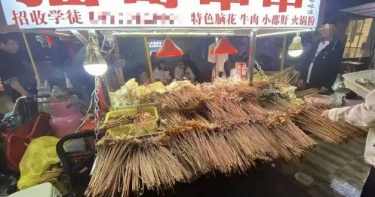 影片顯示，老闆將鄰桌吃剩的渾濁油湯與殘渣直接倒回鍋中。（圖／翻攝自微博）