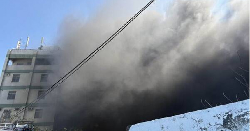 清晨驚魂！福興廢棄物突竄火海　黑煙沖天5公里外都看得到