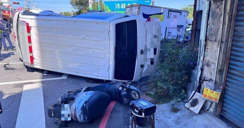 台中市南屯區一輛民間救護車執勤遭小貨車側撞翻覆，導致2名醫護與1名女騎士受傷。（圖／翻攝畫面）
