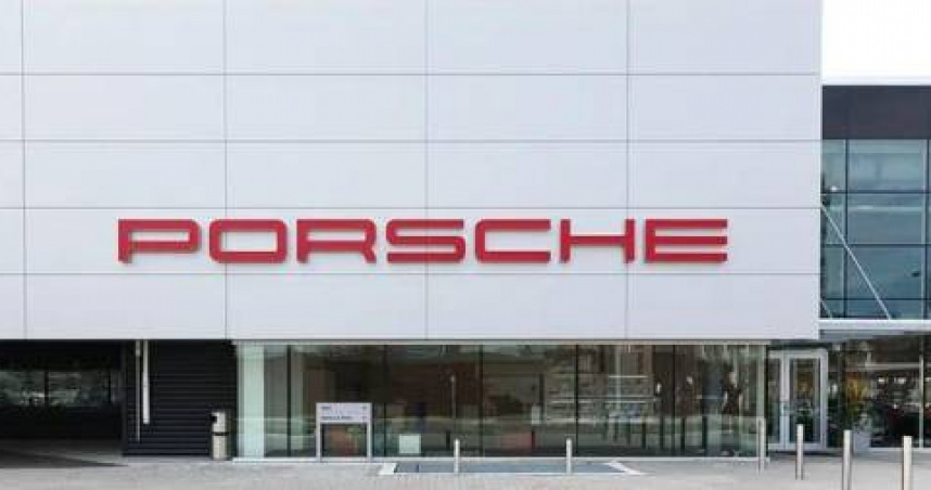 大陸河南省規模最大的鄭州中原保時捷中心突傳停業。（圖／翻攝自微博）