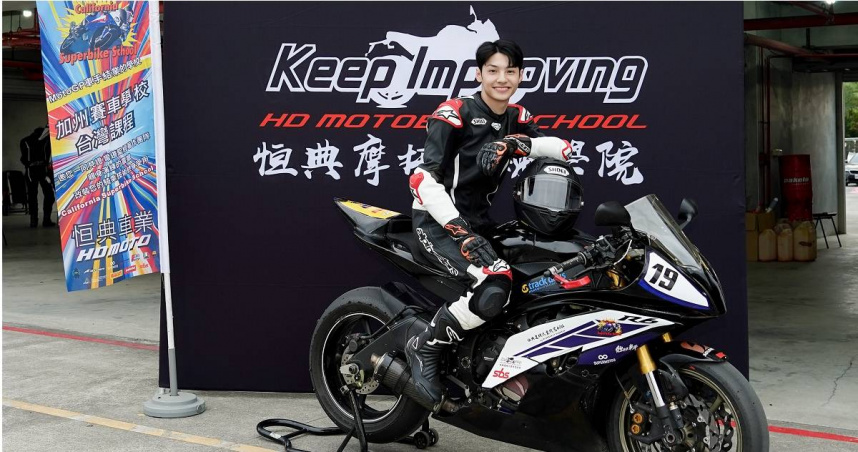 王君豪圓夢趁在台灣的時間參加「加州賽車學校」重機課程。（圖／王君豪提供）