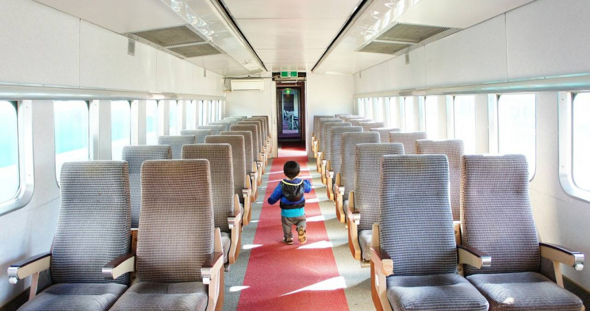 調查顯示，當孩子在新幹線上不斷踢前座時，多數乘客選擇沈默不出面。（示意圖／Pixabay）