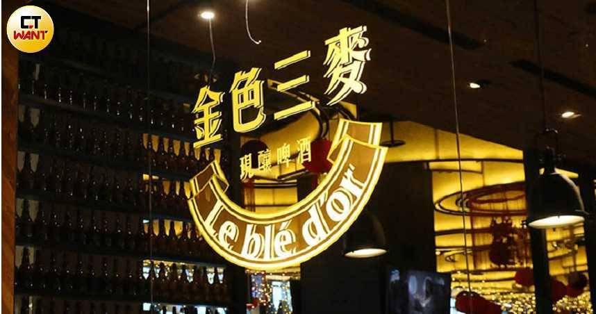 金色三麥蜂蜜啤酒進軍日本伊勢丹百貨，不過在日本售價比台灣定價略低，引發熱議。 （圖／王永泰攝）