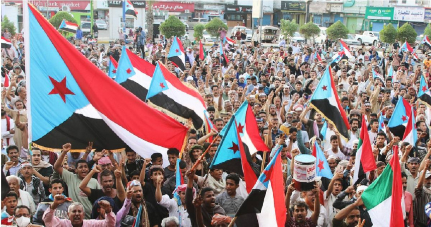 支持「南方過渡委員會」（STC）的民眾，2日在葉門亞丁市的集會上揮舞著南葉門國旗。（圖／達志／美聯社）