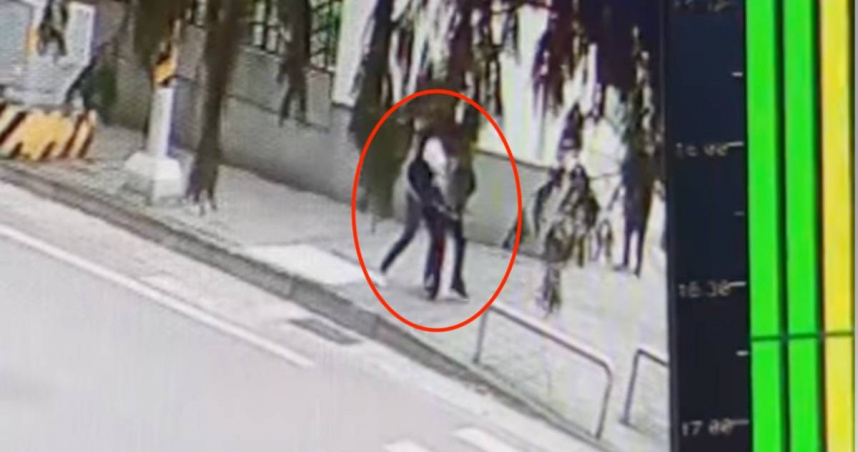 國小生遭陌生女子鎖喉，所幸路過民眾急上前制止。（圖／翻攝臉書／余信憲）