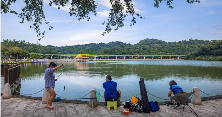 大湖湖畔設置釣魚平台，讓民眾可以合法釣魚。（圖／翻攝自臺北旅遊網）